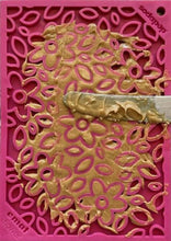 Charger l&#39;image dans la galerie, Tapis d&#39;alimentation interactif fleurs roses - SodaPup - Printemps 2023